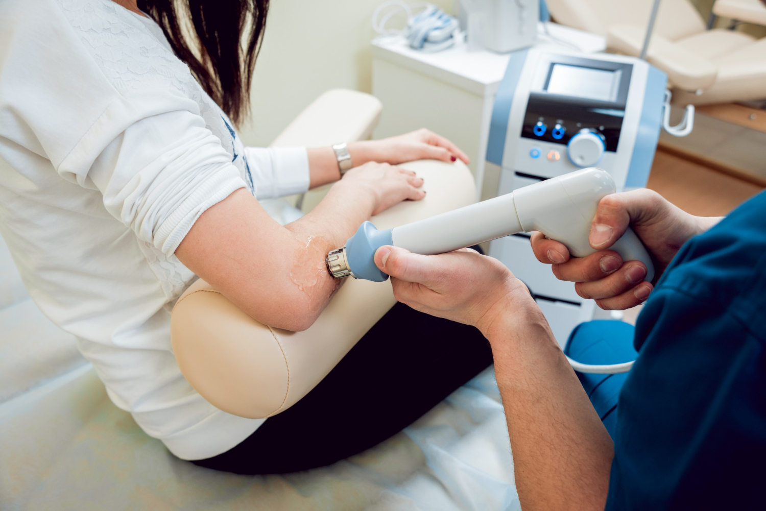 shock-wave-therapy-magnetic-field-rehabilitation-physiotherapist-doctor-performs-surgery-patient-s-elbow